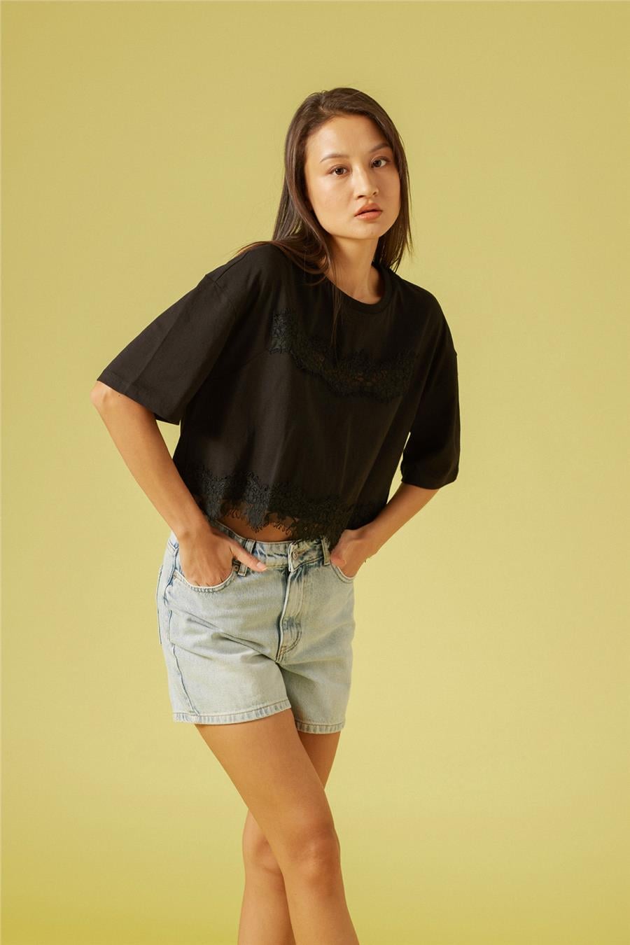 Nisan DANTEL DETAYLI KISA KOLLU T-SHIRT SİYAH N26-2252