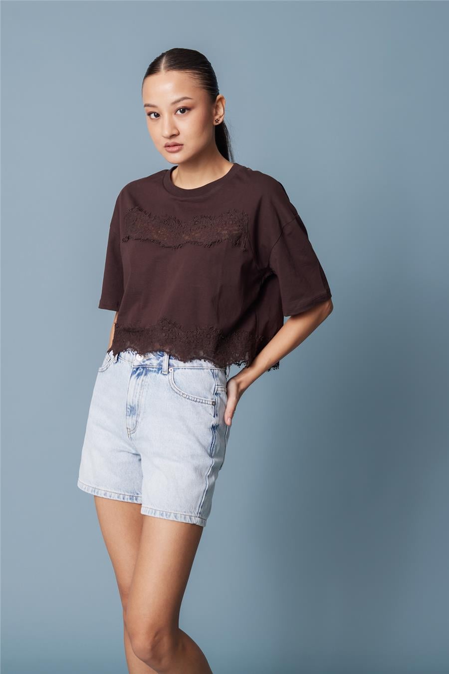 Nisan DANTEL DETAYLI KISA KOLLU T-SHIRT KAHVE N26-2252