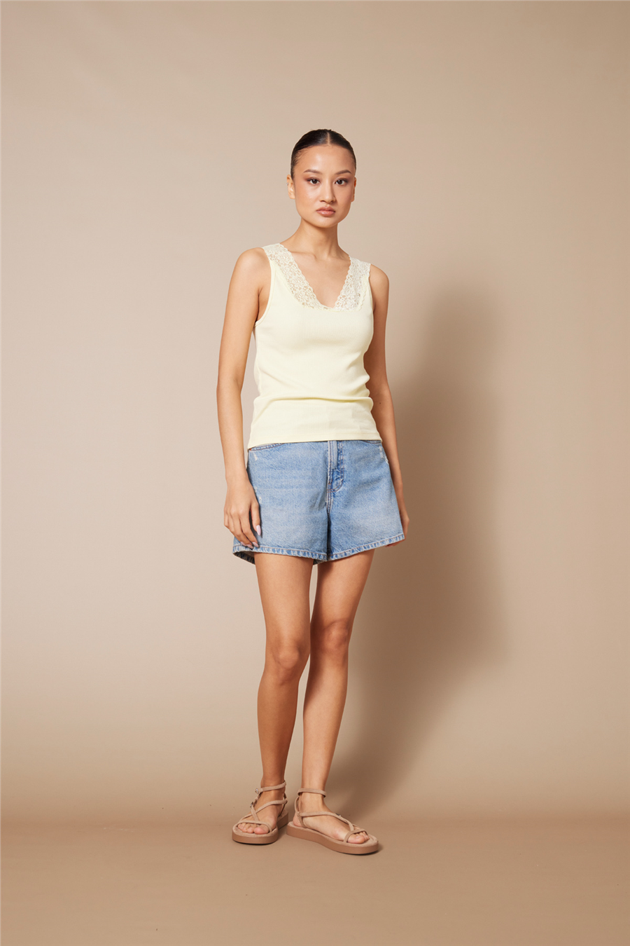 Nisan DANTEL DETAYLI KOLSUZ TOP SARI N26-2357