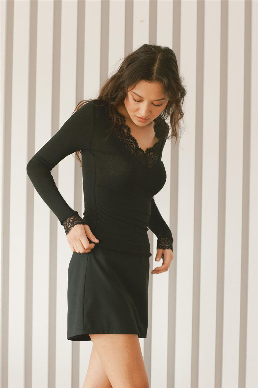 Nisan DANTEL DETAYLI V YAKA T-SHIRT SİYAH N26-2279