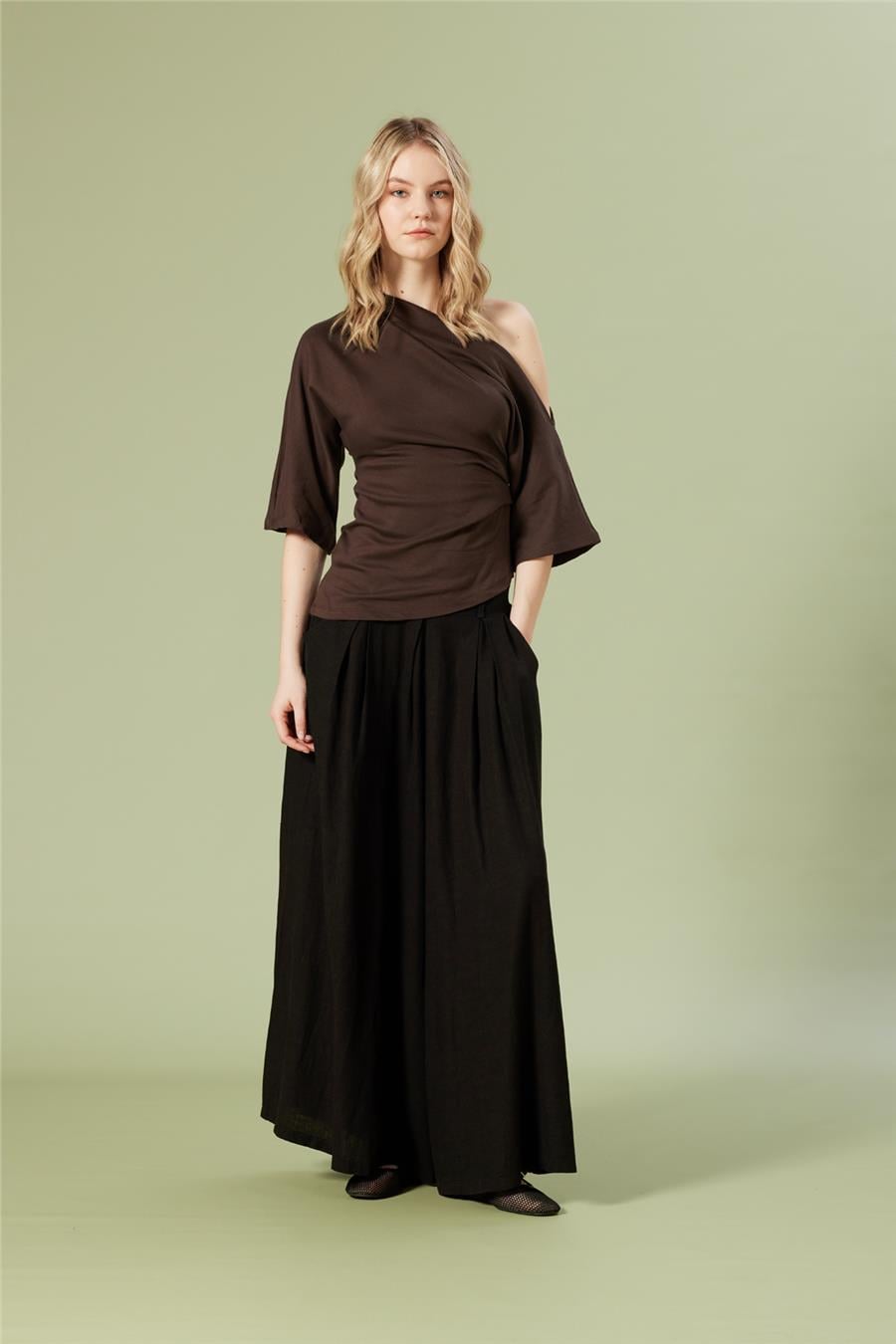 Nisan DRAPE DETAYLI ASİMETRİK TOP KAHVE N26-2270