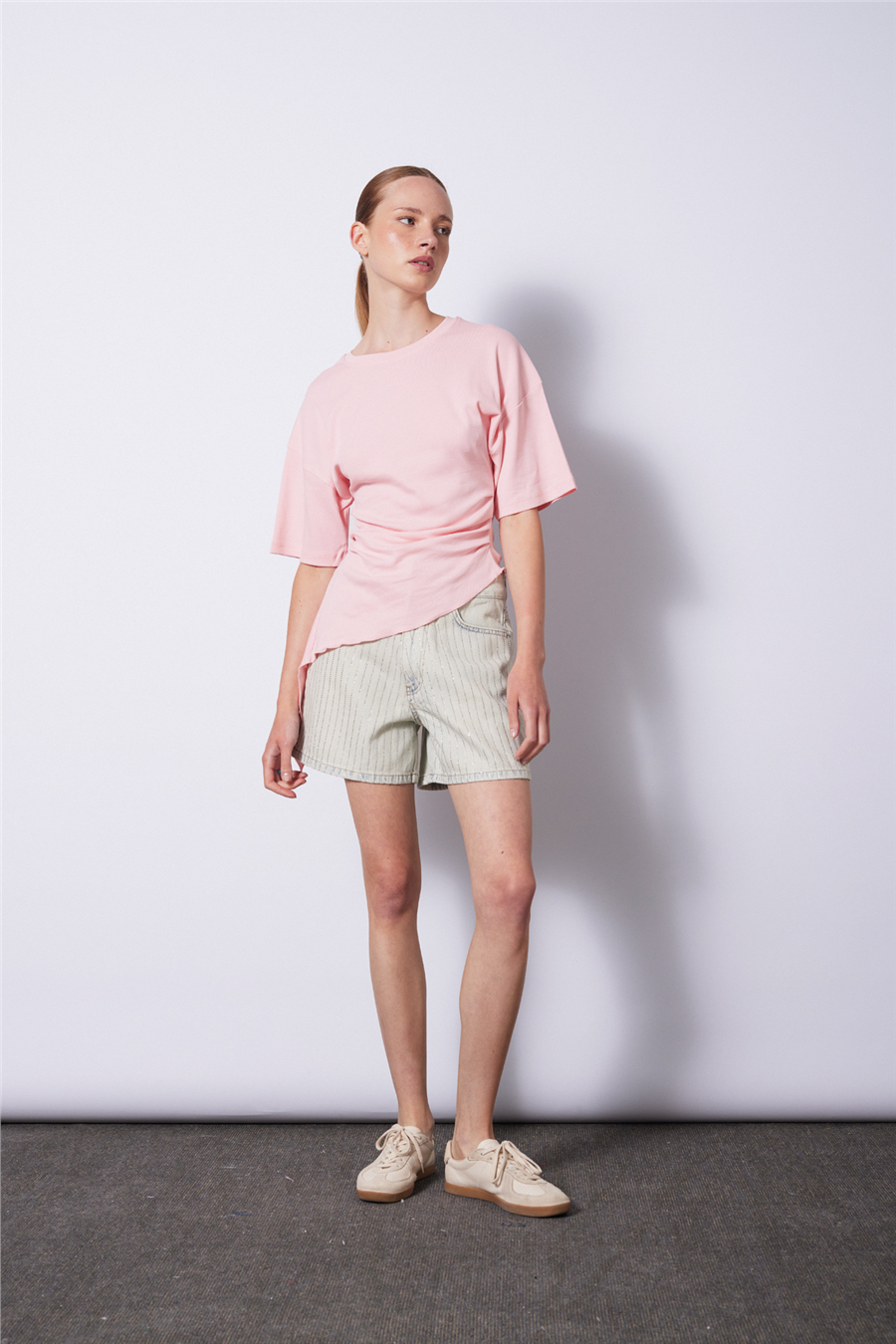 Nisan KISA KOLLU ASİMETRİK T-SHIRT PEMBE N26-2321