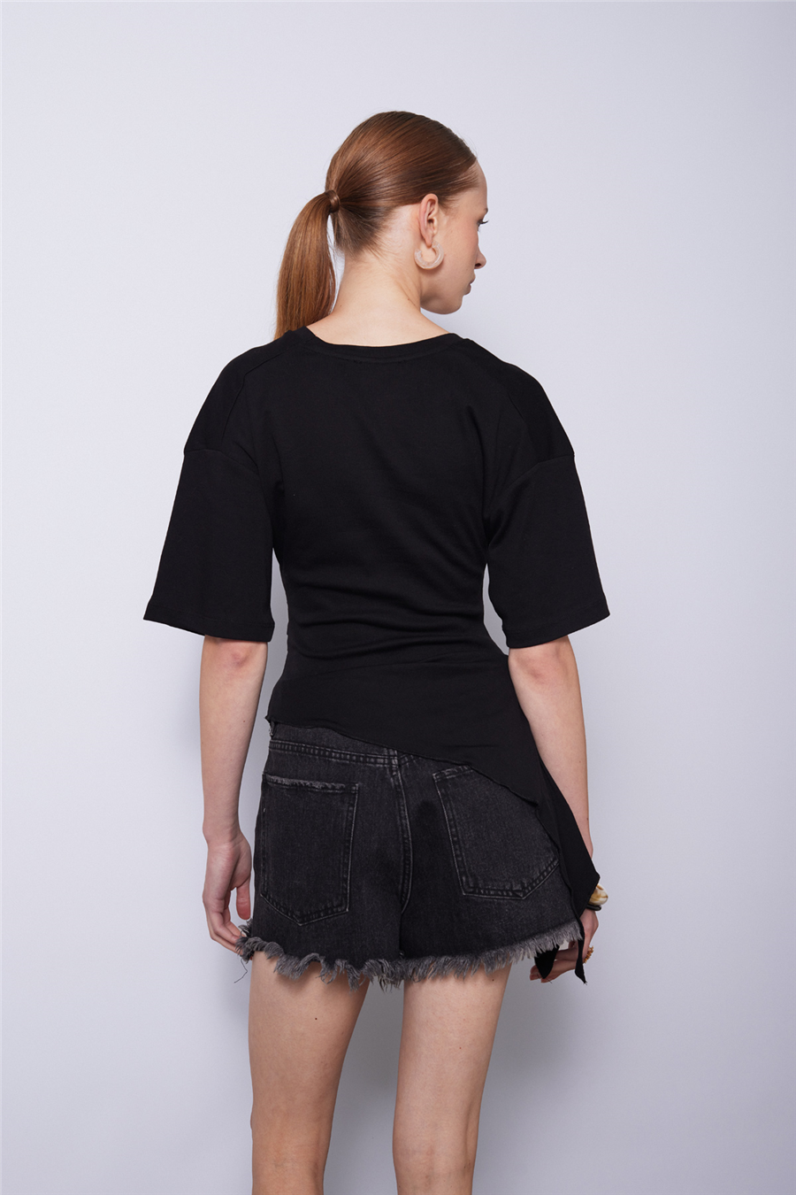 Nisan KISA KOLLU ASİMETRİK T-SHIRT SİYAH N26-2321