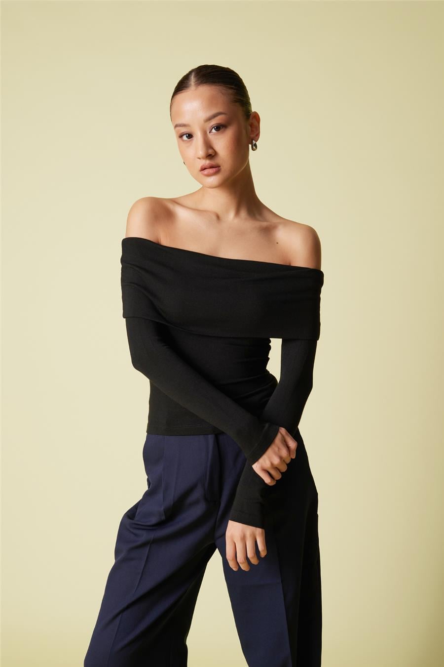 Nisan MADONNA YAKA YUMUŞAK TOP SİYAH N25-2101