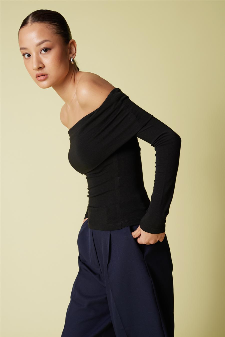 Nisan MADONNA YAKA YUMUŞAK TOP SİYAH N25-2101