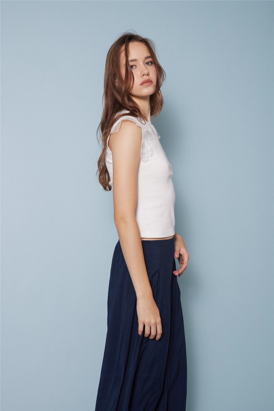Nisan OMUZLARI ÇİÇEK DETAYLI KOLSUZ T-SHIRT EKRU N26-2250