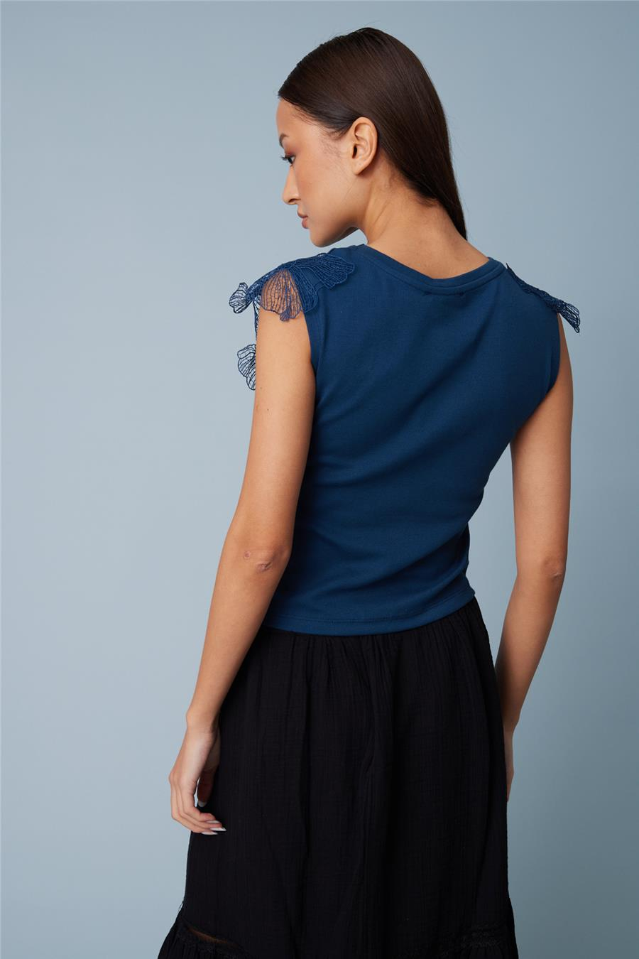 Nisan OMUZLARI ÇİÇEK DETAYLI KOLSUZ T-SHIRT İNDİGO N26-2250