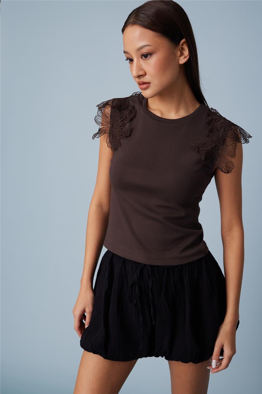 Nisan OMUZLARI ÇİÇEK DETAYLI KOLSUZ T-SHIRT KAHVE N26-2250
