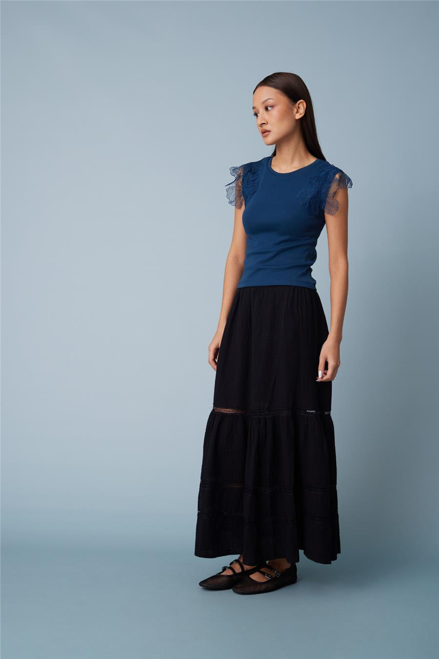Nisan OMUZLARI ÇİÇEK DETAYLI KOLSUZ T-SHIRT İNDİGO N26-2250