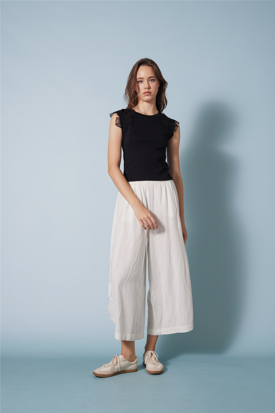 Nisan OMUZLARI ÇİÇEK DETAYLI KOLSUZ T-SHIRT SİYAH N26-2250