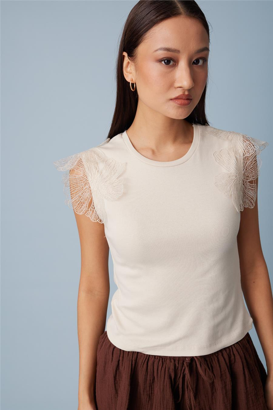 Nisan OMUZLARI ÇİÇEK DETAYLI KOLSUZ T-SHIRT BEJ N26-2250