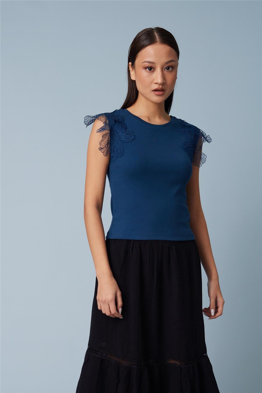 Nisan OMUZLARI ÇİÇEK DETAYLI KOLSUZ T-SHIRT İNDİGO N26-2250