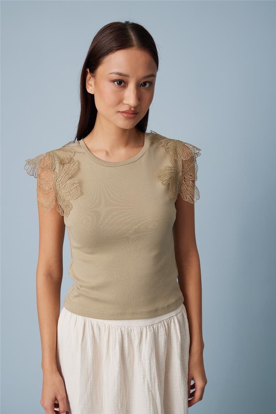 Nisan OMUZLARI ÇİÇEK DETAYLI KOLSUZ T-SHIRT ADAÇAYI N26-2250