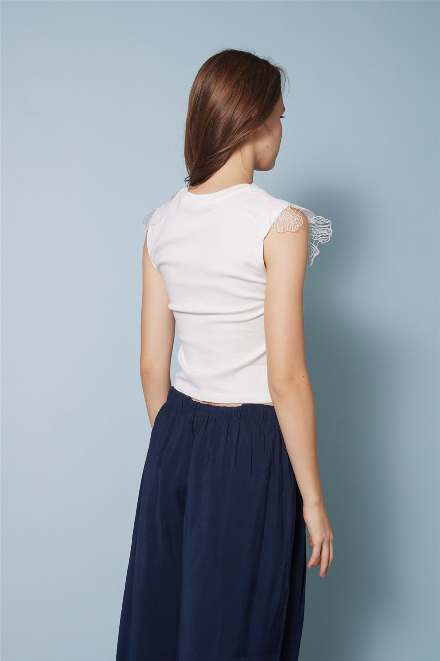 Nisan OMUZLARI ÇİÇEK DETAYLI KOLSUZ T-SHIRT EKRU N26-2250