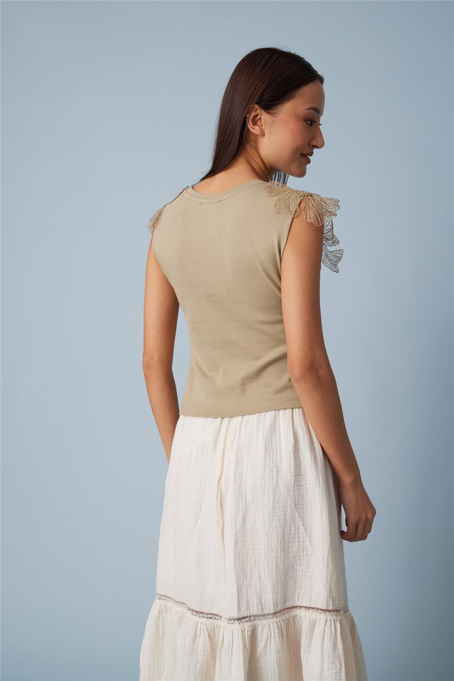 Nisan OMUZLARI ÇİÇEK DETAYLI KOLSUZ T-SHIRT ADAÇAYI N26-2250