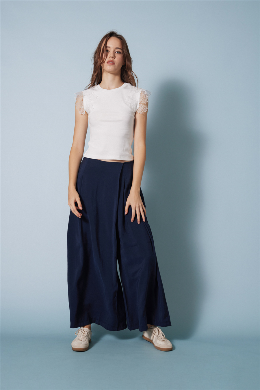Nisan OMUZLARI ÇİÇEK DETAYLI KOLSUZ T-SHIRT EKRU N26-2250