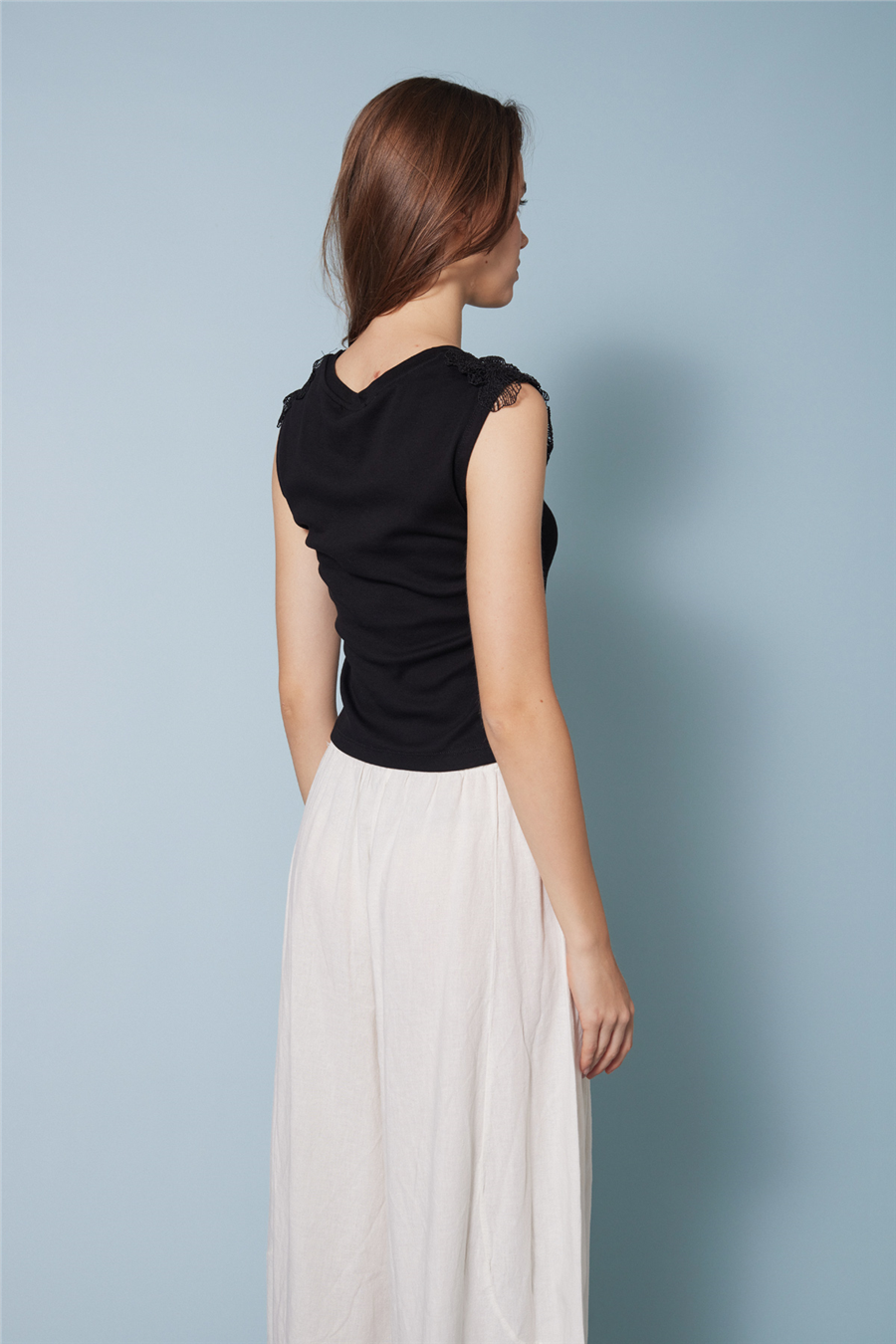 Nisan OMUZLARI ÇİÇEK DETAYLI KOLSUZ T-SHIRT SİYAH N26-2250