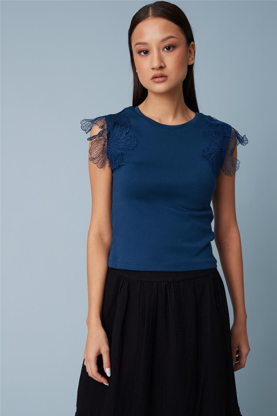 Nisan OMUZLARI ÇİÇEK DETAYLI KOLSUZ T-SHIRT İNDİGO N26-2250
