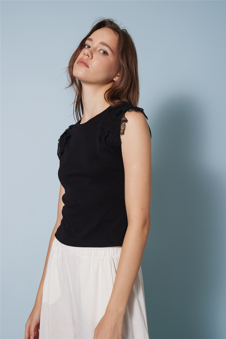 Nisan OMUZLARI ÇİÇEK DETAYLI KOLSUZ T-SHIRT SİYAH N26-2250