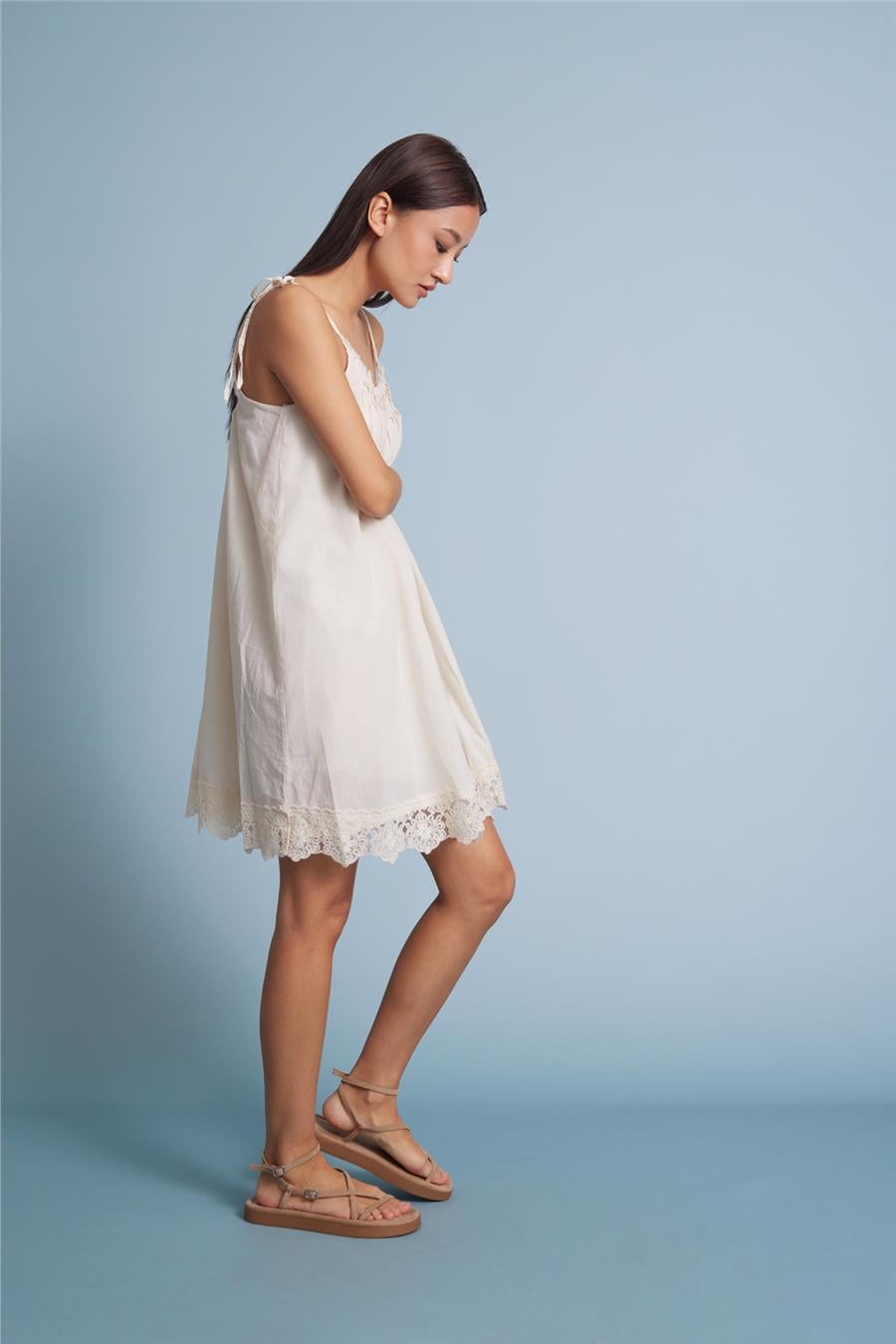 Nisan PİLİLİ VE DANTEL DETAYLI KISA ELBİSE NATUREL N26-2339