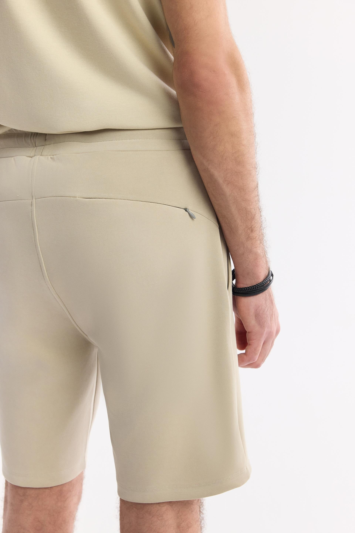 Bej Beli Lastikli Bağcıklı Yandan Cepli Flexi Baskı Detaylı Soft Touch  Örme Şort