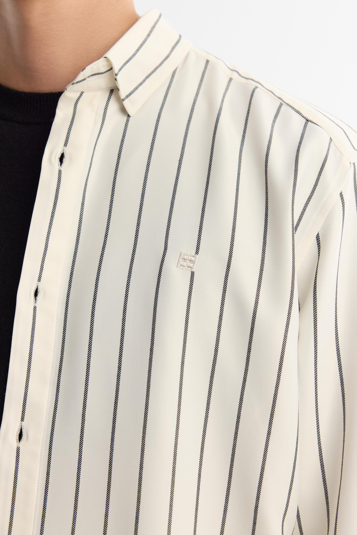 Beyaz Alttan Britli Yaka Çizgili Viscon Karışımlı Slim Fit Klasik Uzun Kol Gömlek