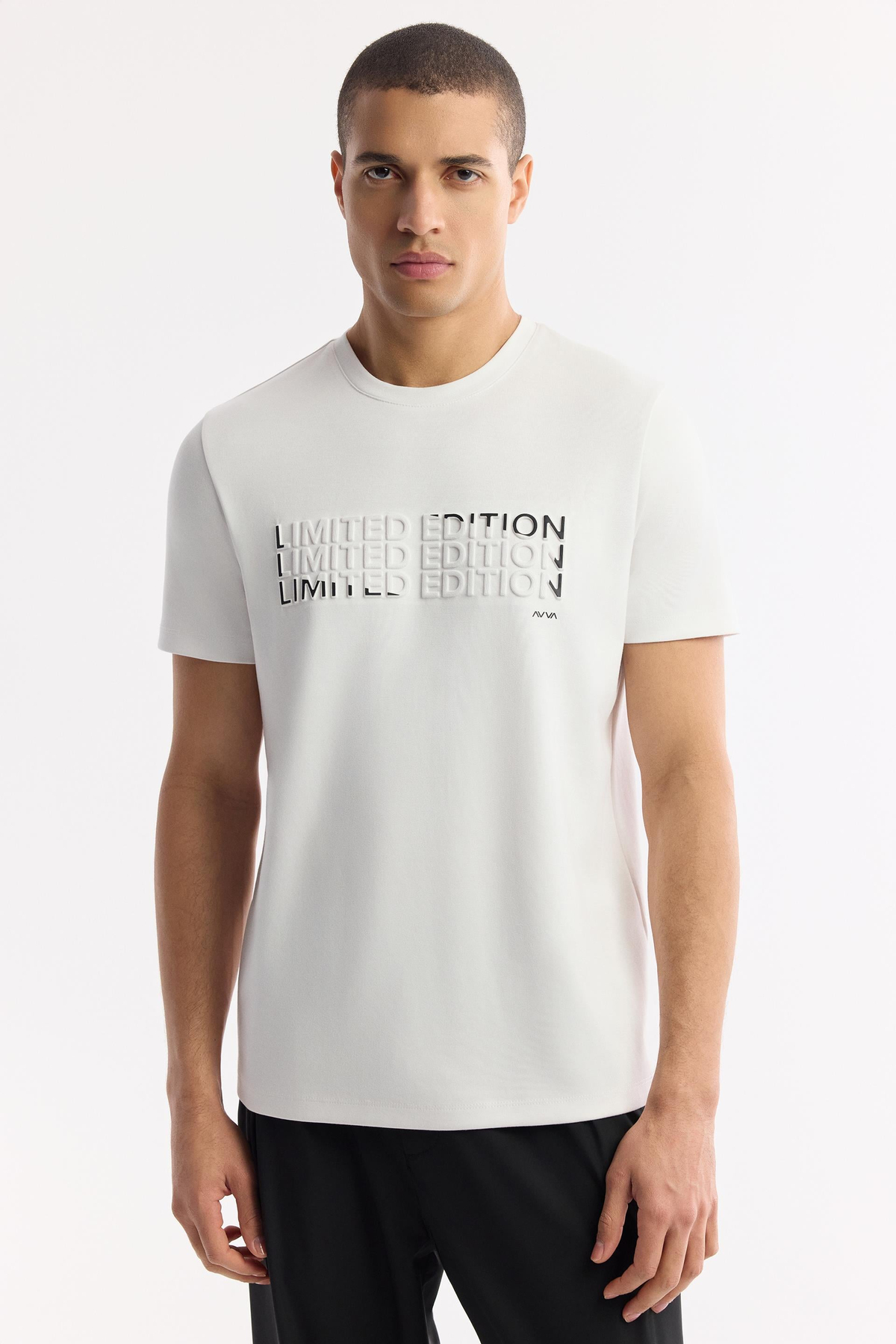 Beyaz Bisiklet Yaka Gofre Baskılı İnterlok T-Shirt