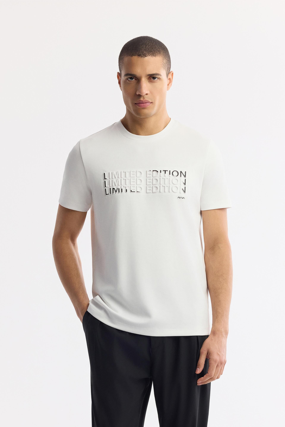 Beyaz Bisiklet Yaka Gofre Baskılı İnterlok T-Shirt