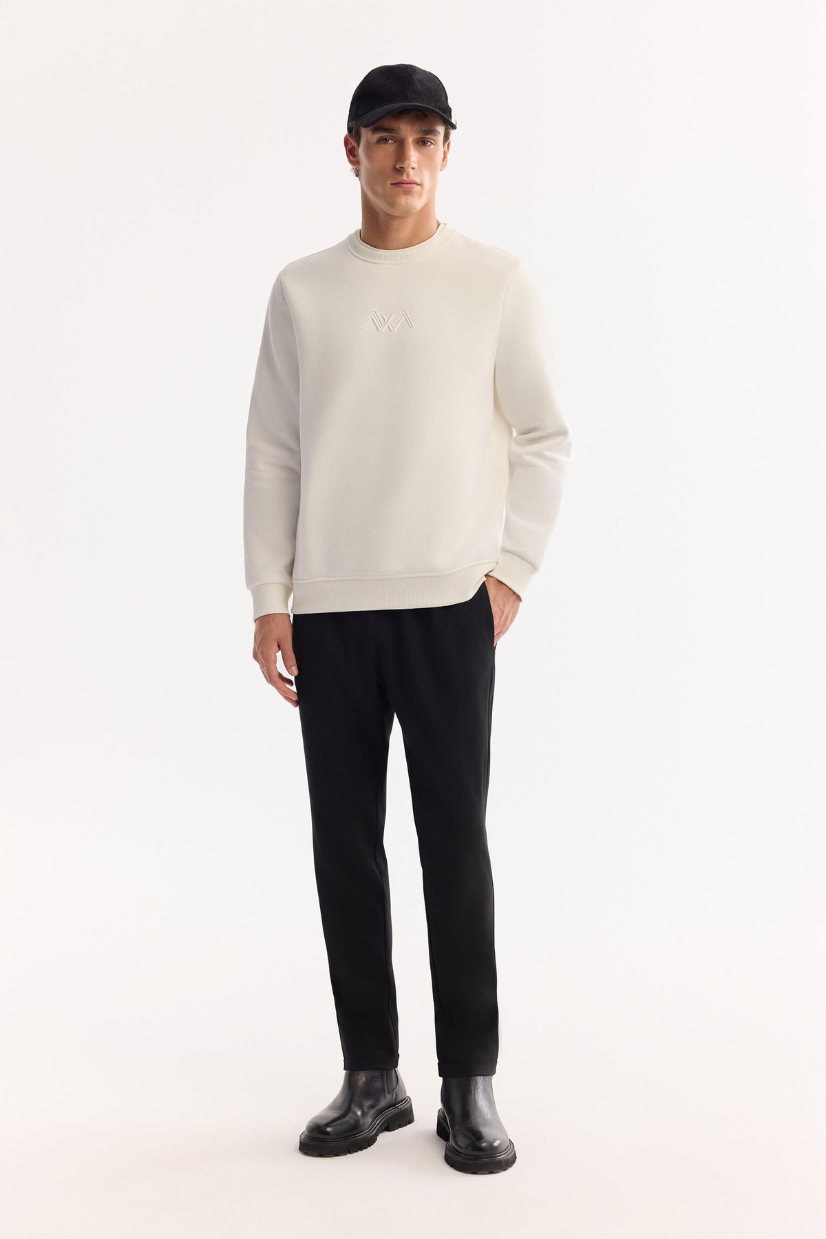 Beyaz Bisiklet Yaka İçi 3 İplik Şardonlu Sweatshirt