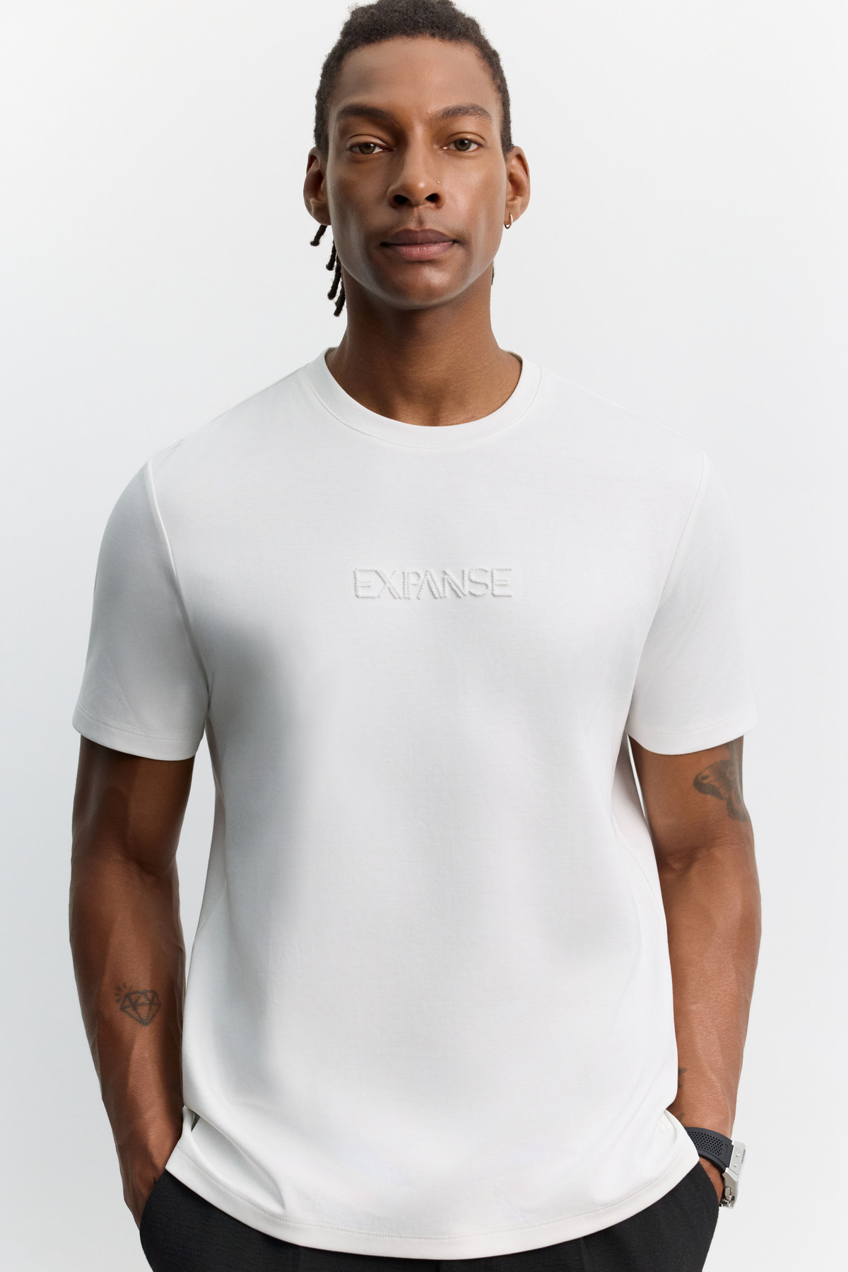 Beyaz Bisiklet Yaka Nakışlı İnterlok T-Shirt