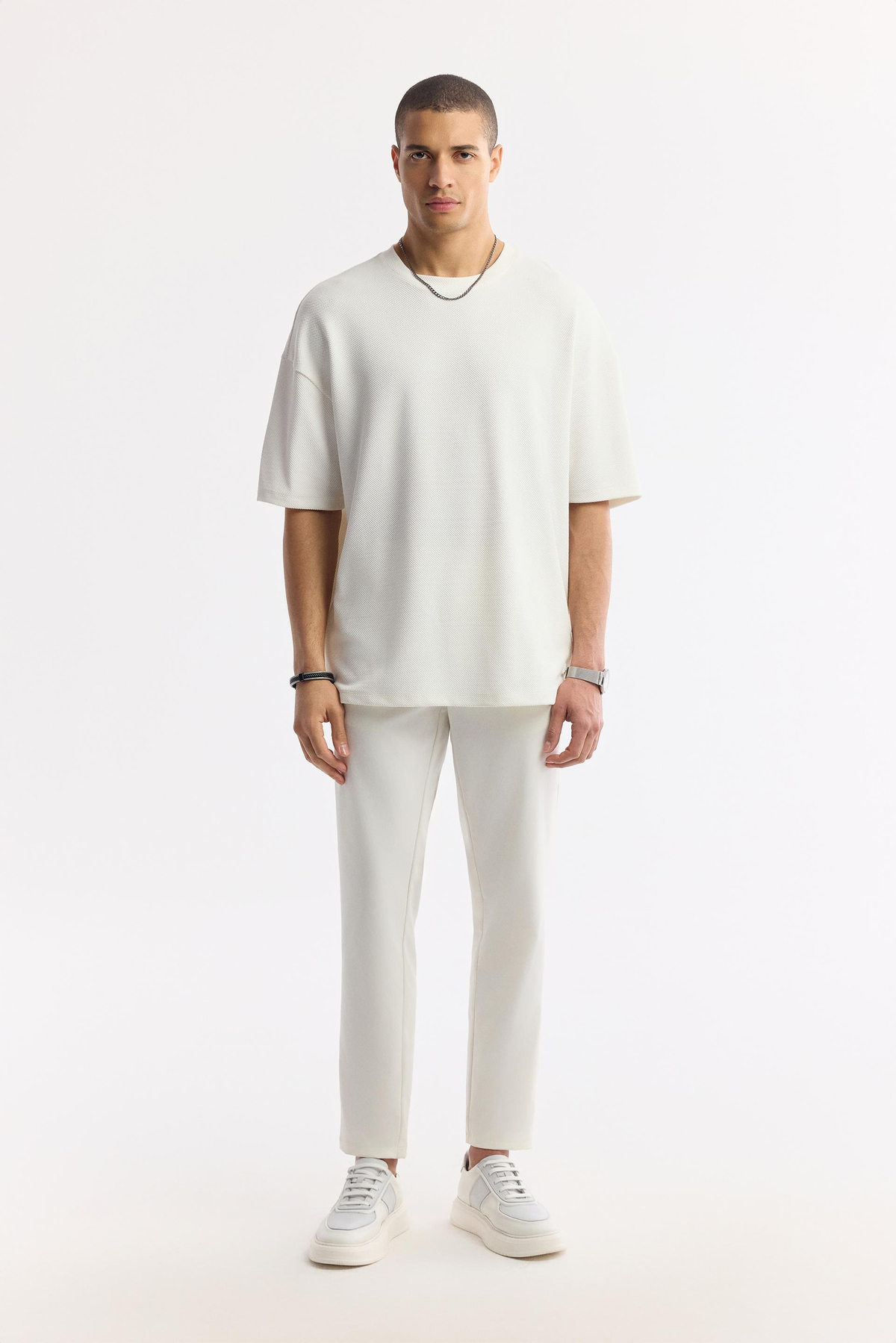 Beyaz Bisiklet Yaka Oversize Jakarlı T-Shirt