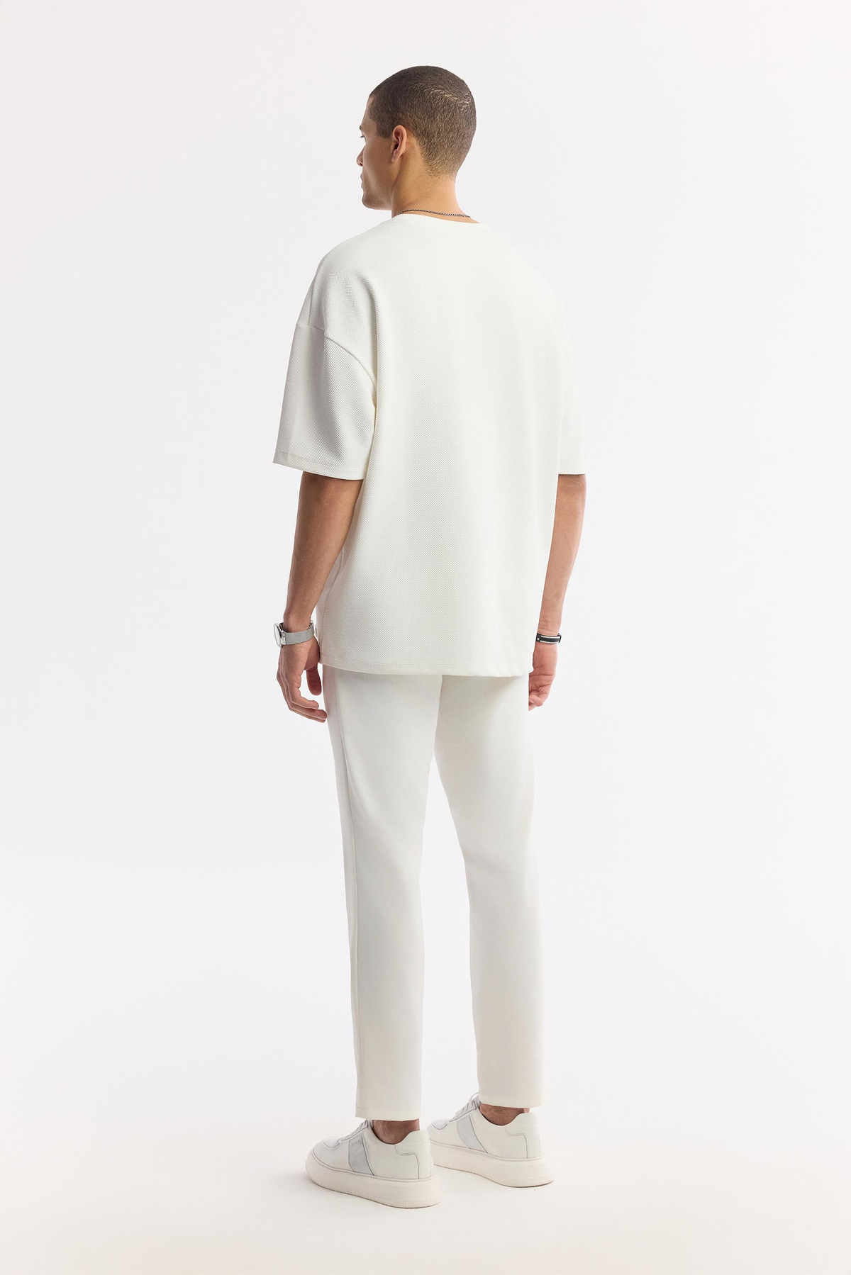 Beyaz Bisiklet Yaka Oversize Jakarlı T-Shirt