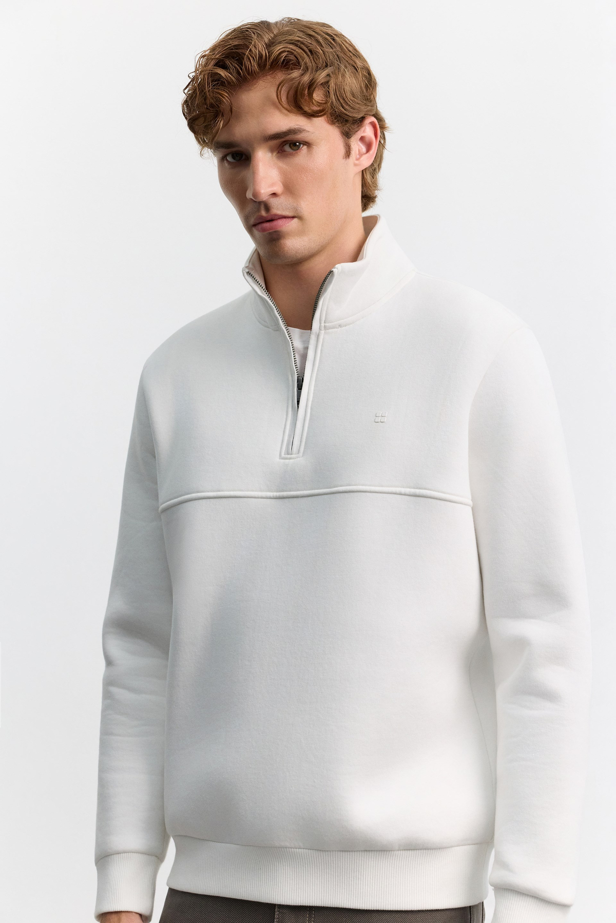 Beyaz Dik Yaka Fermuarlı 3 İplik Şardonlu Sweatshirt
