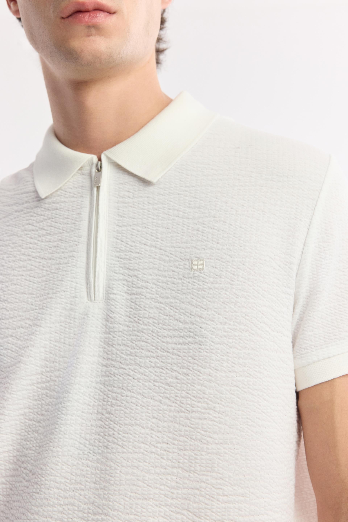 Beyaz Fermuarlı Polo Yaka Dokulu Jakarlı T-Shirt