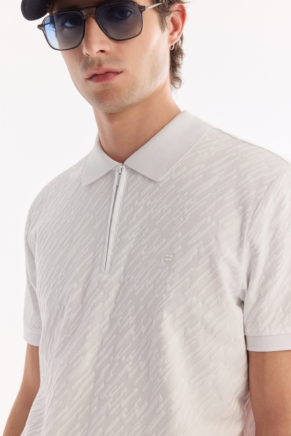 Beyaz Fermuarlı Polo Yaka Jakarlı T-Shirt