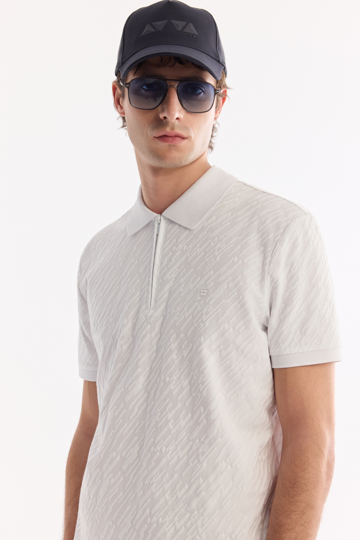 Beyaz Fermuarlı Polo Yaka Jakarlı T-Shirt