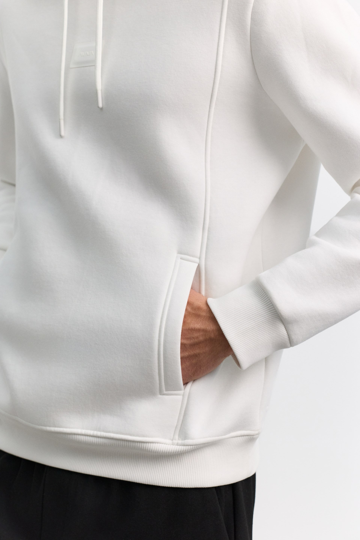 Beyaz Kapüşonlu Yaka Yandan Cepli Önü Logo Baskılı 3 İplik Şardonlu Sweatshirt