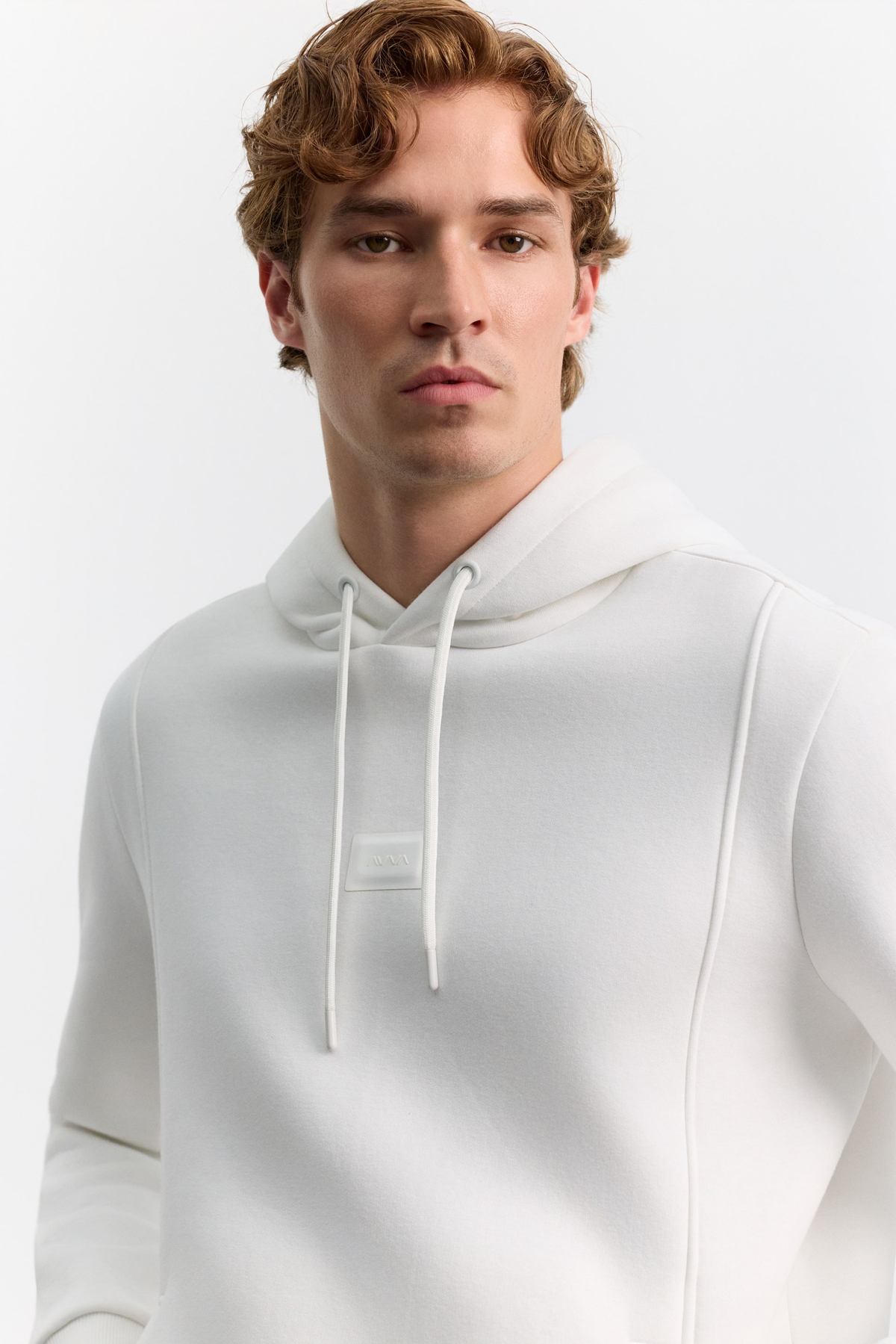 Beyaz Kapüşonlu Yaka Yandan Cepli Önü Logo Baskılı 3 İplik Şardonlu Sweatshirt