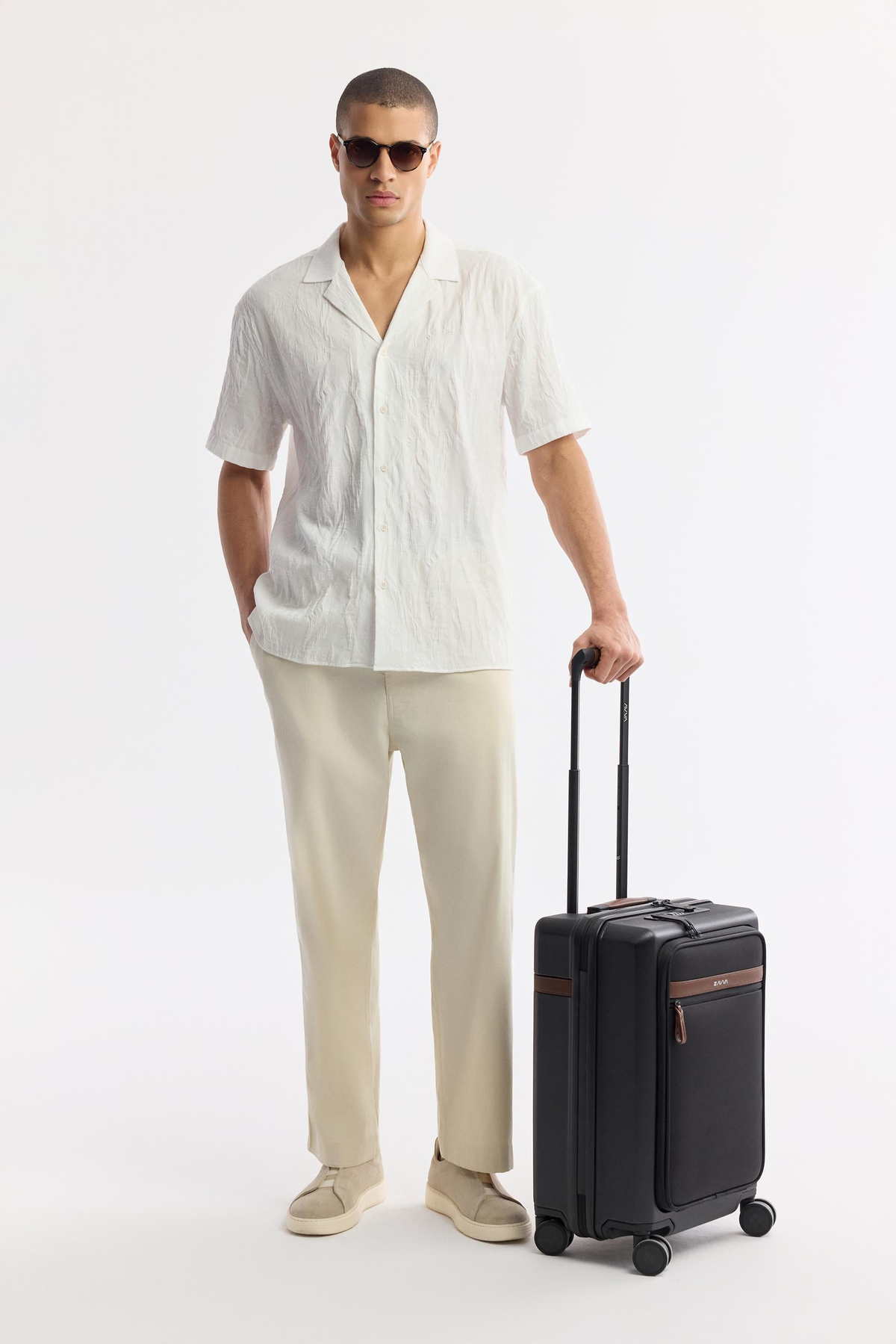 Beyaz Küba Yaka Jakarlı Comfort Fit Kısa Kol Gömlek