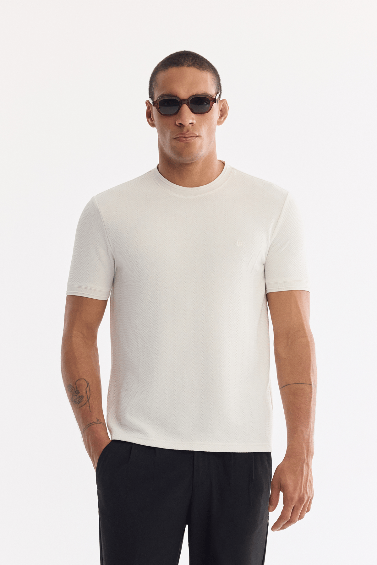 Ekru Bisiklet Yaka Jakarlı T-Shirt