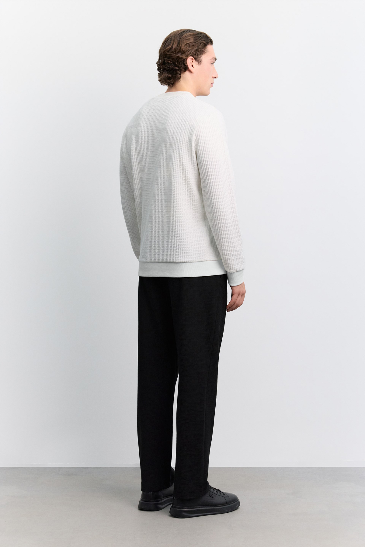 Ekru Bisiklet Yaka Kolay Ütülenen Jakarlı Sweatshirt