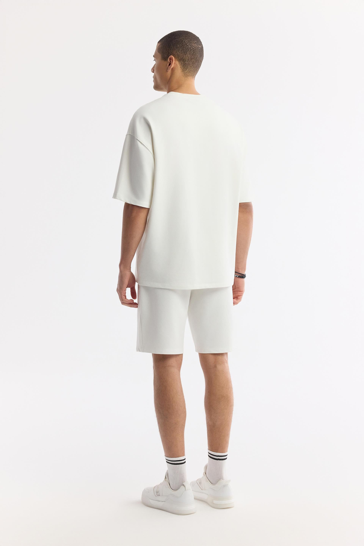 Ekru Bisiklet Yaka Oversize Aplike Baskı Detaylı 2'İplik T-Shirt