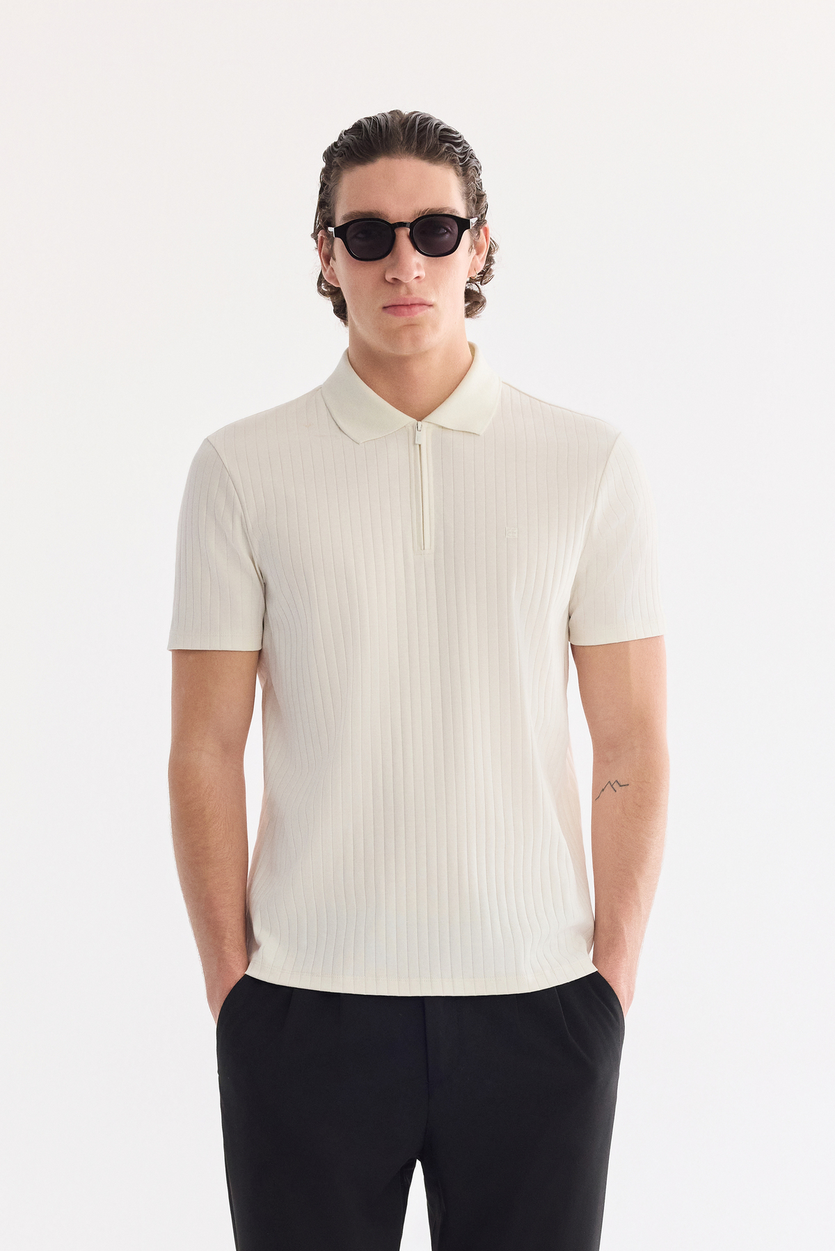 Ekru Fermuarlı Polo Yaka Jakarlı T-Shirt