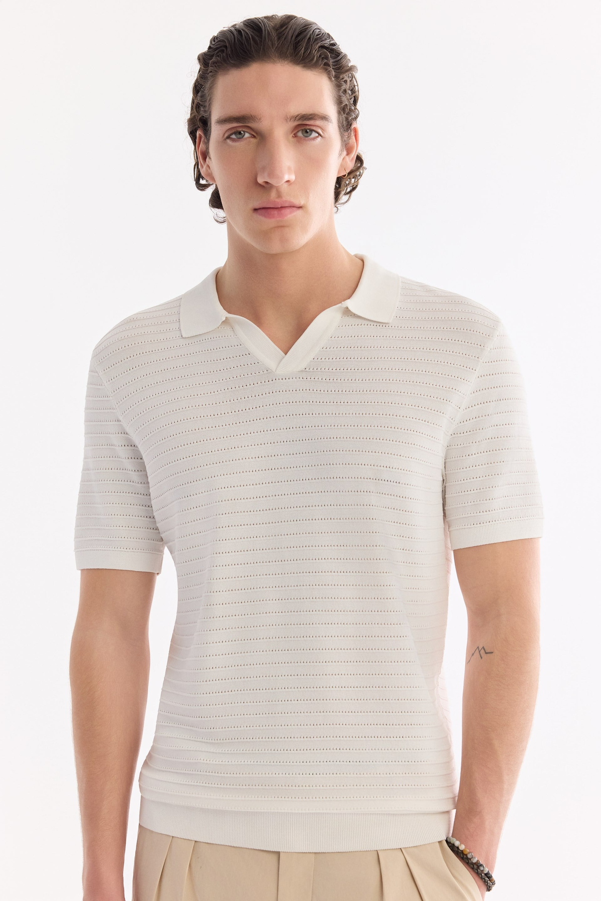 Ekru Polo Yaka Düğmesiz Dokulu Triko T-shirt