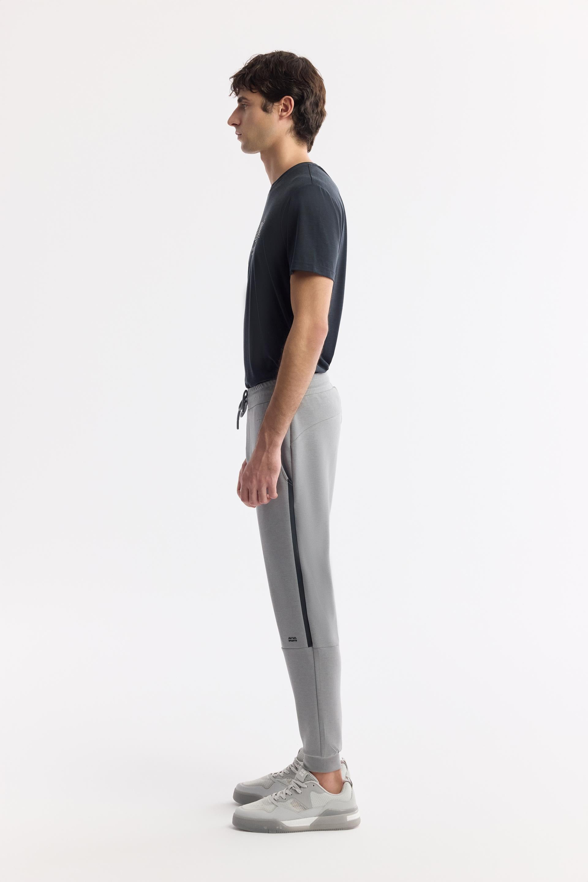 Gri Beli Lastikli Bağcıklı Yandan Cepli Flexi Baskı Detaylı Parçalı Soft Touch Jogger