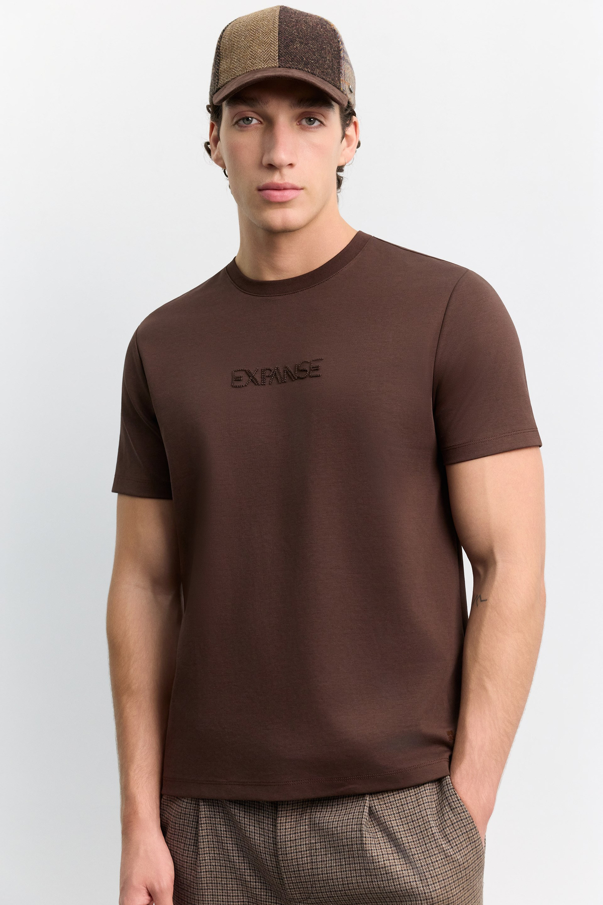 Kahve Bisiklet Yaka Nakışlı İnterlok T-Shirt