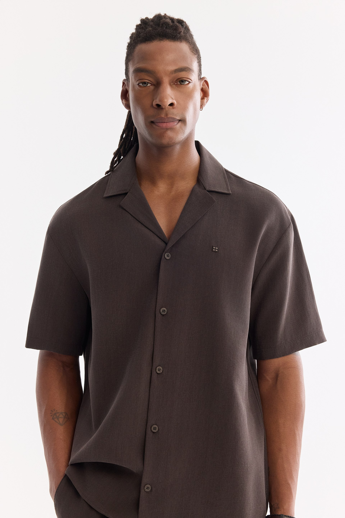 Kahve Küba Yaka Tencel Dokulu Comfort Fit Kısa Kollu Gömlek