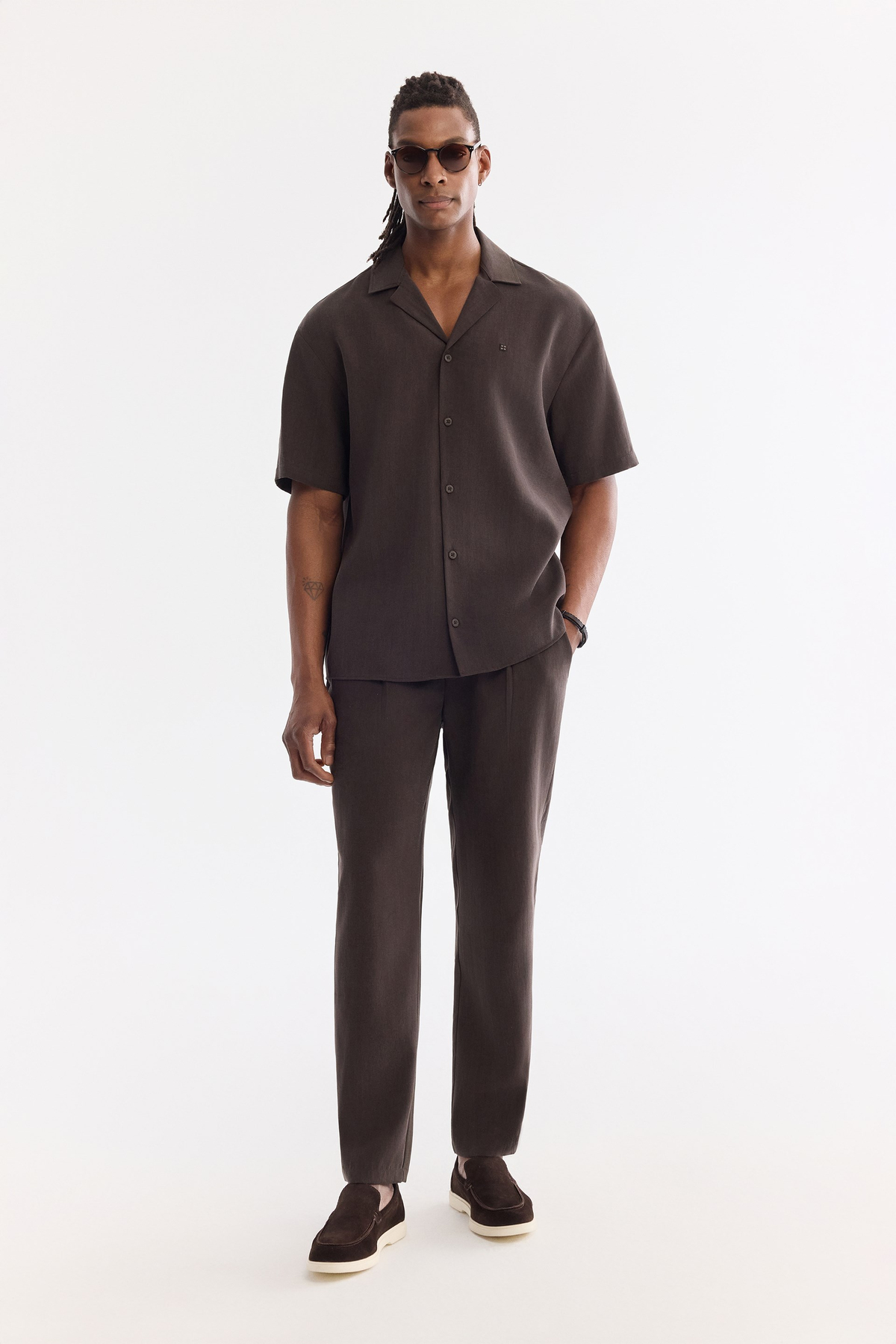 Kahve Küba Yaka Tencel Dokulu Comfort Fit Kısa Kollu Gömlek