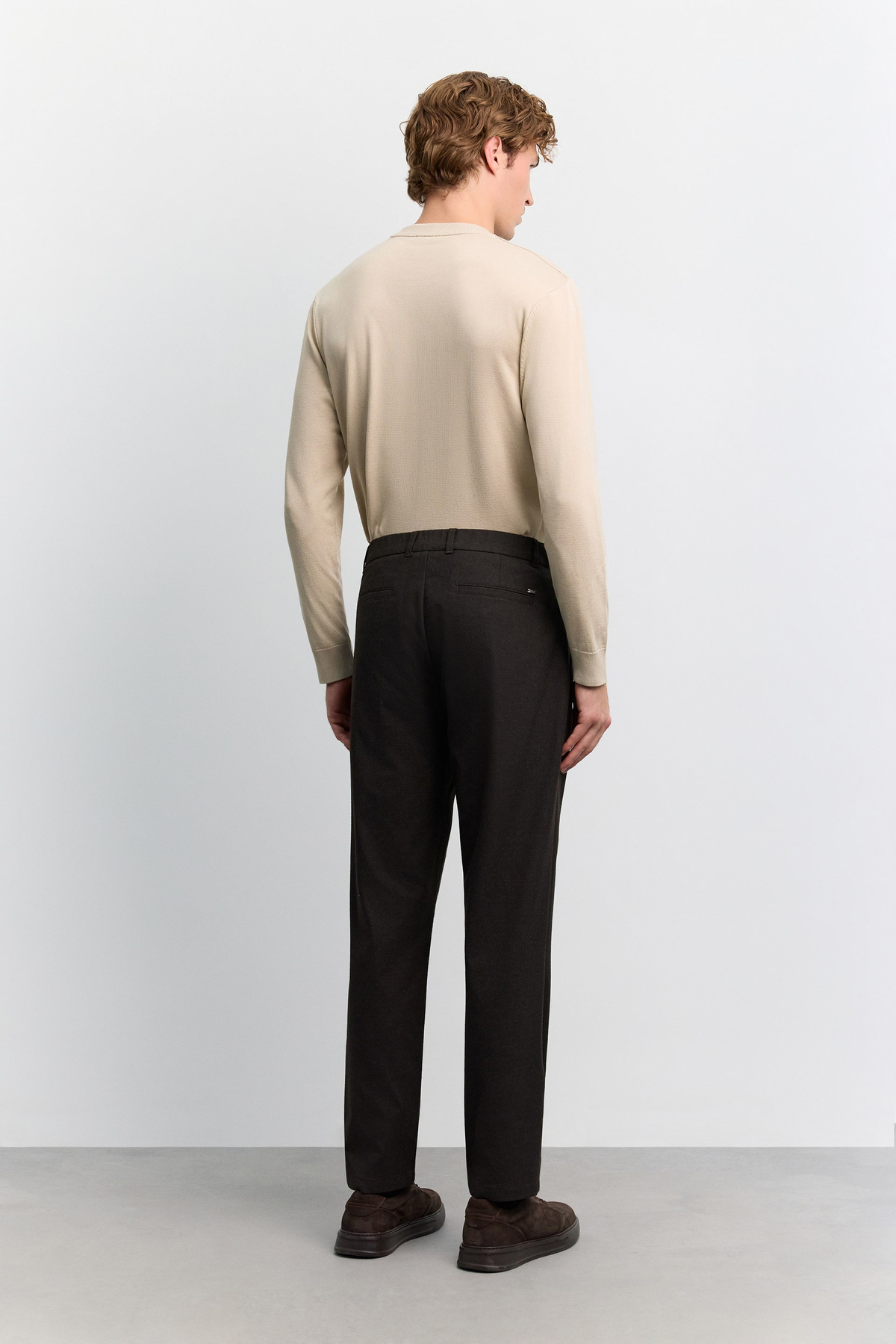 Kahve Yumuşak Tuşeli Dil Kapamalı Arka Beli Lastikli Relaxed Fit Pantolon