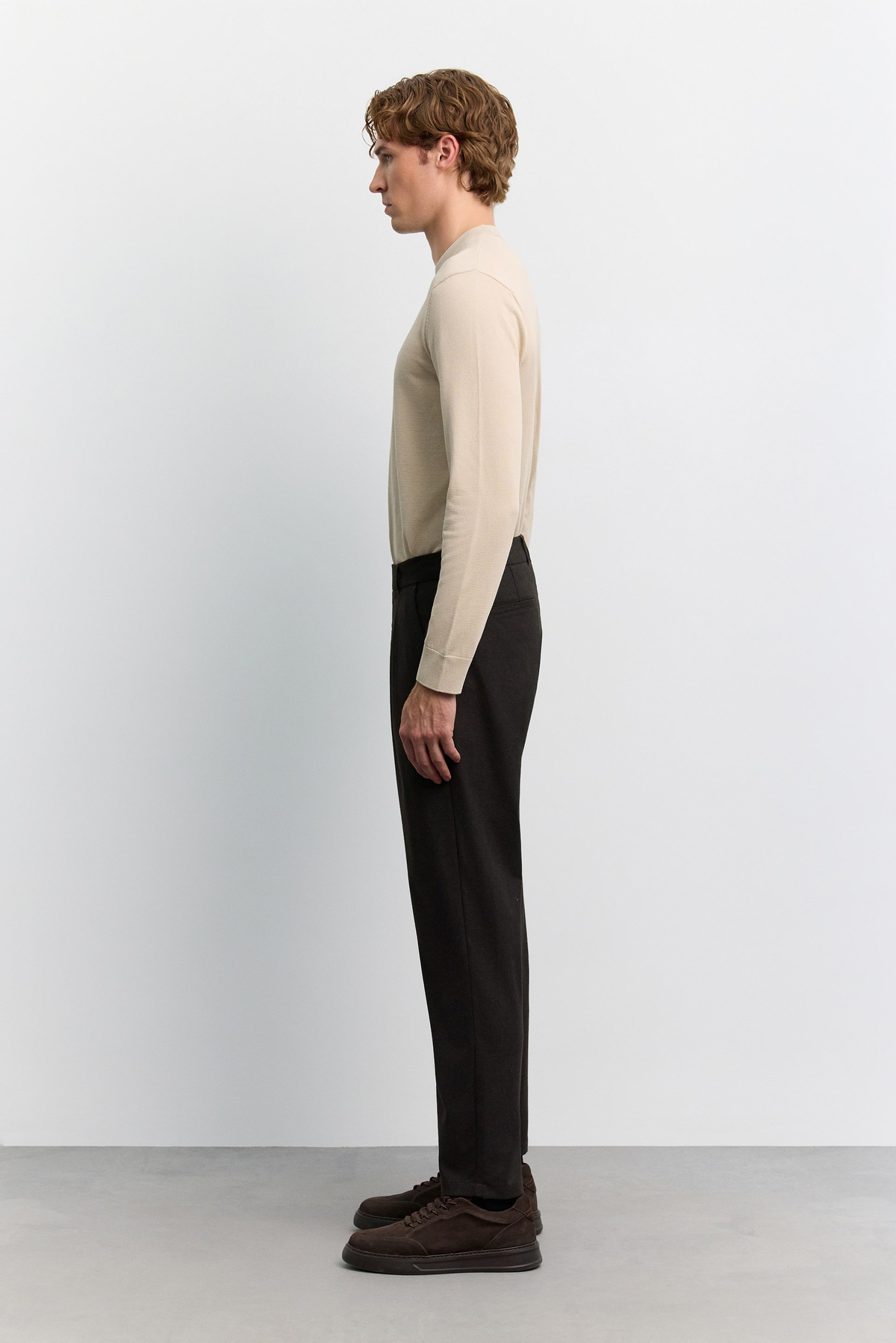 Kahve Yumuşak Tuşeli Dil Kapamalı Arka Beli Lastikli Relaxed Fit Pantolon